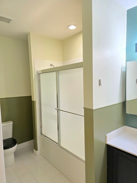 Building Photo - 350 W Elm St