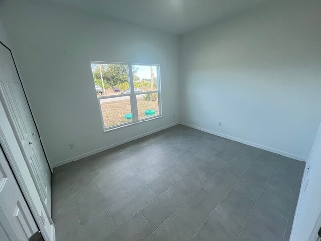 Building Photo - Bright & Modern 2 Bed-1 Bath Pet-Friendly Home in Desirable Lehigh Acres!