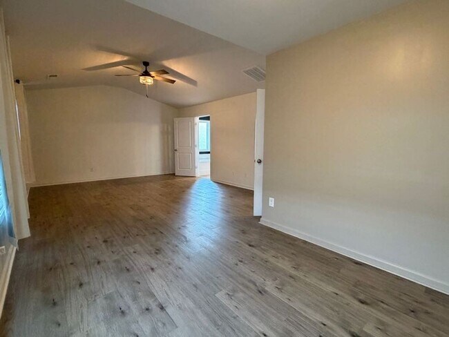 Building Photo - 1097 Sapphire Dr