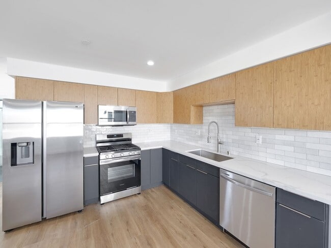 Building Photo - Massive 4 & 5 Bed Luxury Townhomes