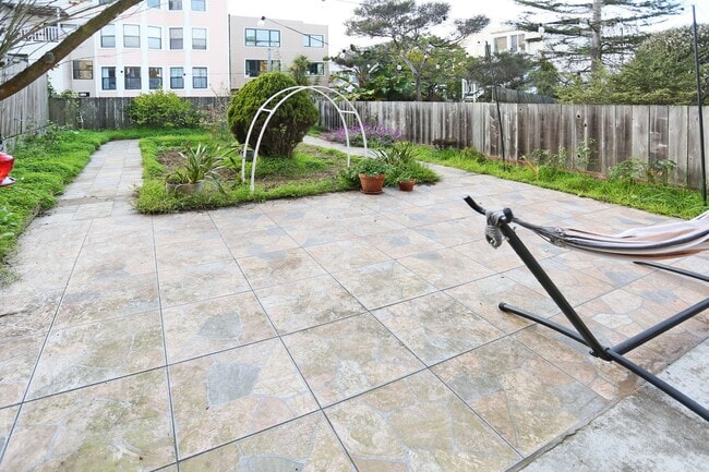 Building Photo - 1271 3rd Ave