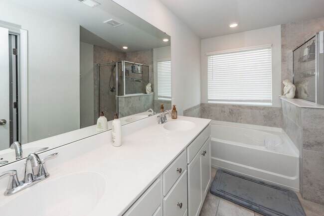 Building Photo - 6 Bedroom 4.5 Bath in Limehouse Village - Summerville
