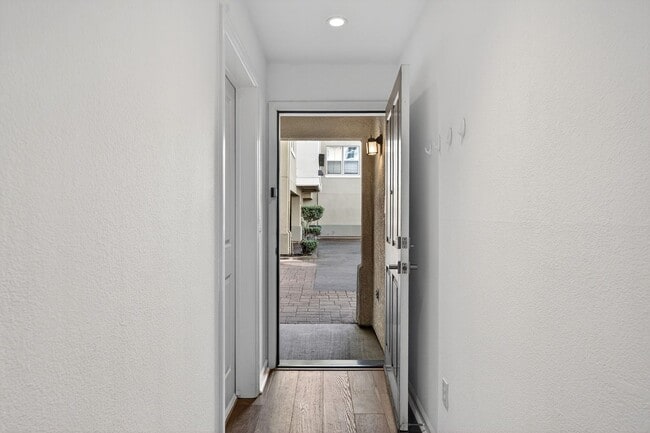 Building Photo - Beautiful Upgraded Townhome: 1,676 sqft, 2-Car Garage + Iron Horse Trail Access