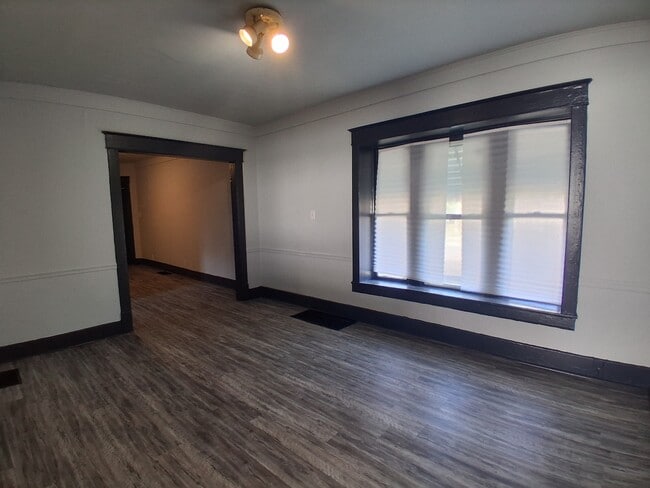 Building Photo - 915 N Bowman Ave