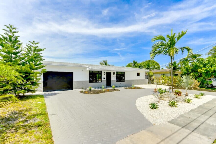 Building Photo - 2325 NE 195th St