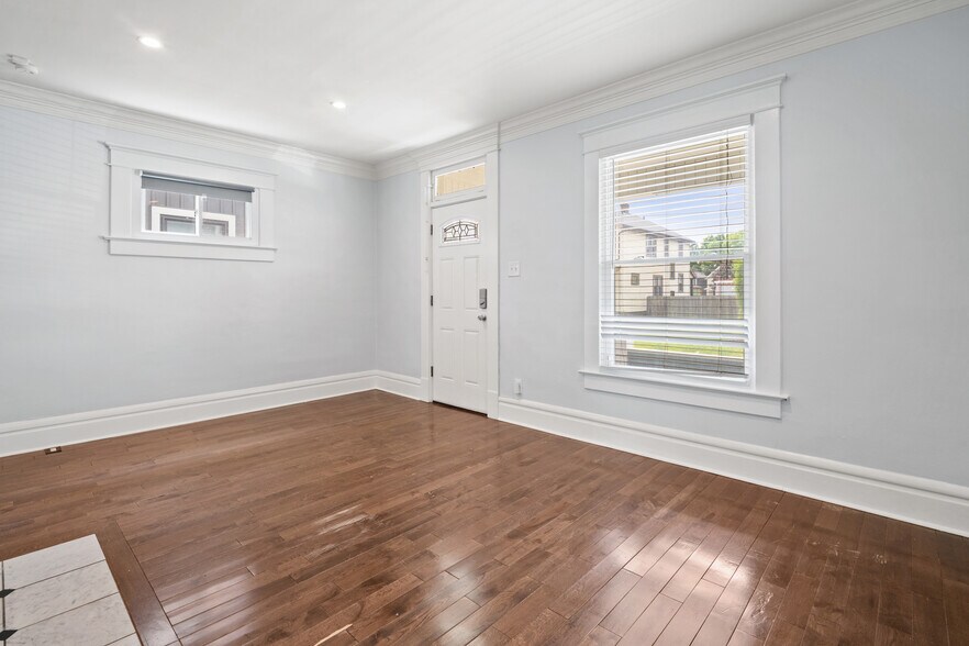 Entry - 1382 S 5th St