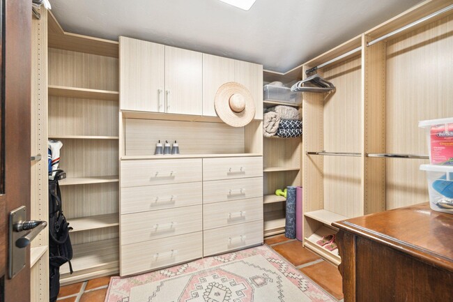 Building Photo - 435 W Veredasur