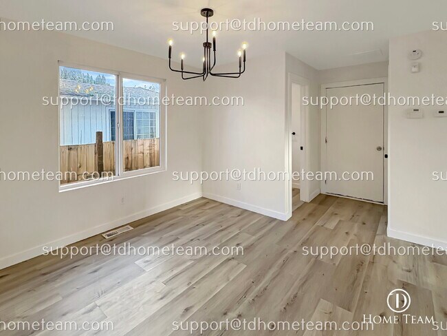 Building Photo - "Spacious 4-Bed Oasis with Scenic Views in Prime Seattle Location!"