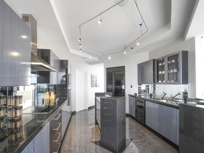 Building Photo - 2000 Island Blvd