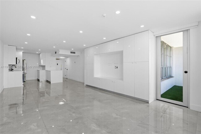 Building Photo - 4101 Pine Tree Dr