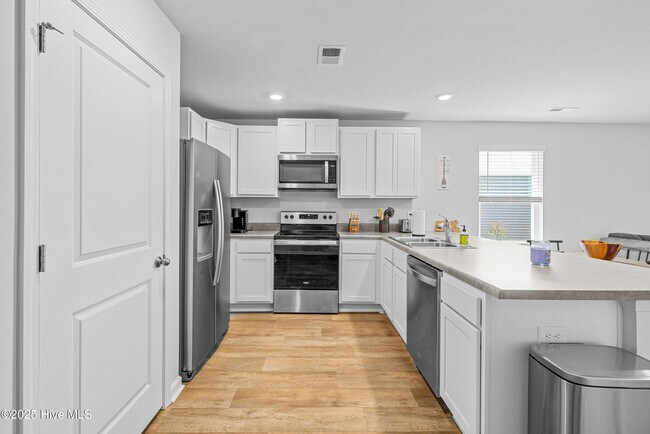 Building Photo - 214 Cleat Dr