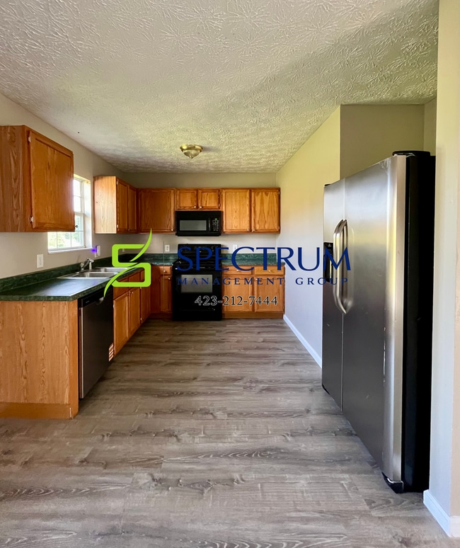 Building Photo - Now accepting applications - Large 4 bedroom 2 bath single family home Dandridge, TN