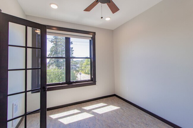 Building Photo - AVAILABLE JULY - Renovated Luxury 1 bed/1 ...