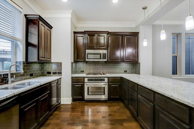 Building Photo - 704 N Shepherd Dr