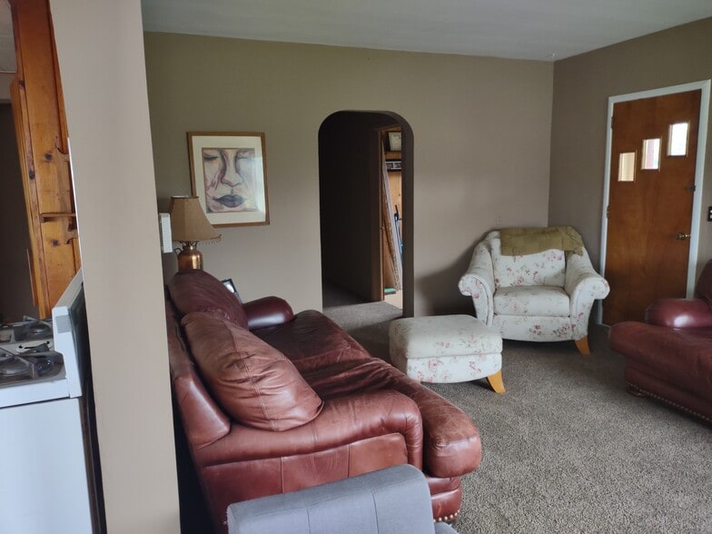 comes semi furnished - 18945 195th Ave