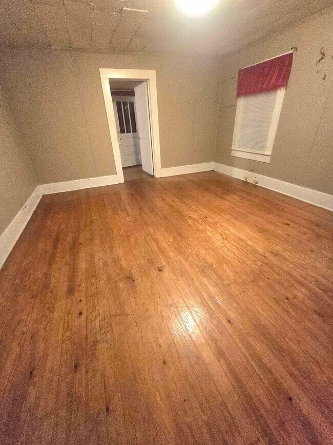 Building Photo - 3 bedroom & 1 bath located in Southside