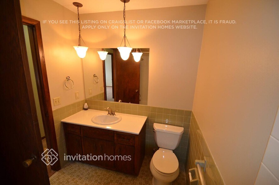 Building Photo - 2601 E 121st St