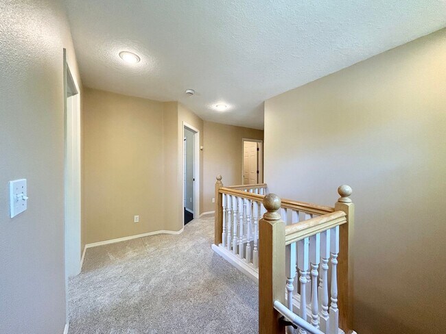 Building Photo - Spacious 4 Bed, 2.5 Bath House