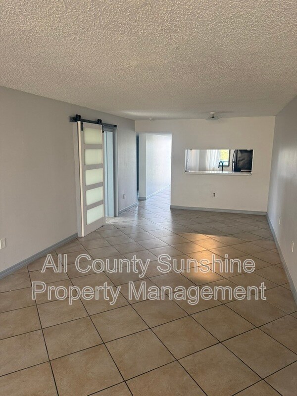 Building Photo - 2424 W Tampa Bay Blvd