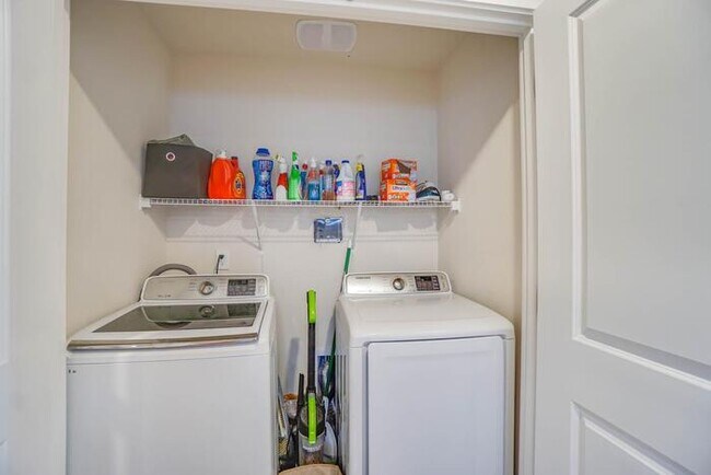 Building Photo - NEWER THREE BEDROOM WITH GARAGE