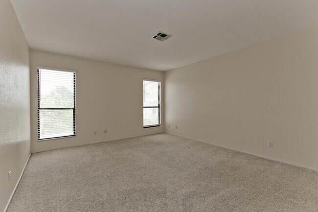 Building Photo - Beautiful home in the Lakes