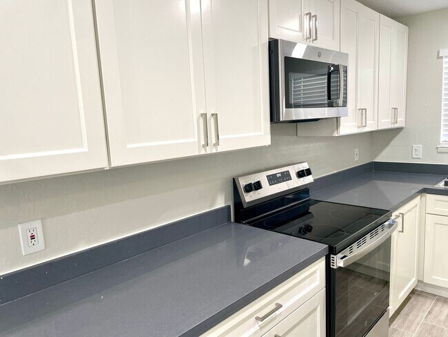 Building Photo - Fully Remodeled 2bedroom near downtown