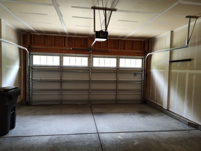 Building Photo - Move-in ready Townhome with in Stone Creek...
