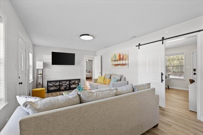 Building Photo - 2425 Bruce Ln