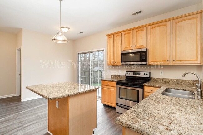 Building Photo - 17304 Commons Crossing Dr