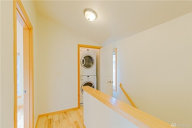 Building Photo - Charming 3-Story townhome located near Hig...