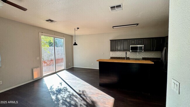 Building Photo - 1221 E Chambers St