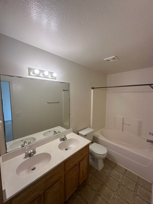 Building Photo - 904 Crymes Ln