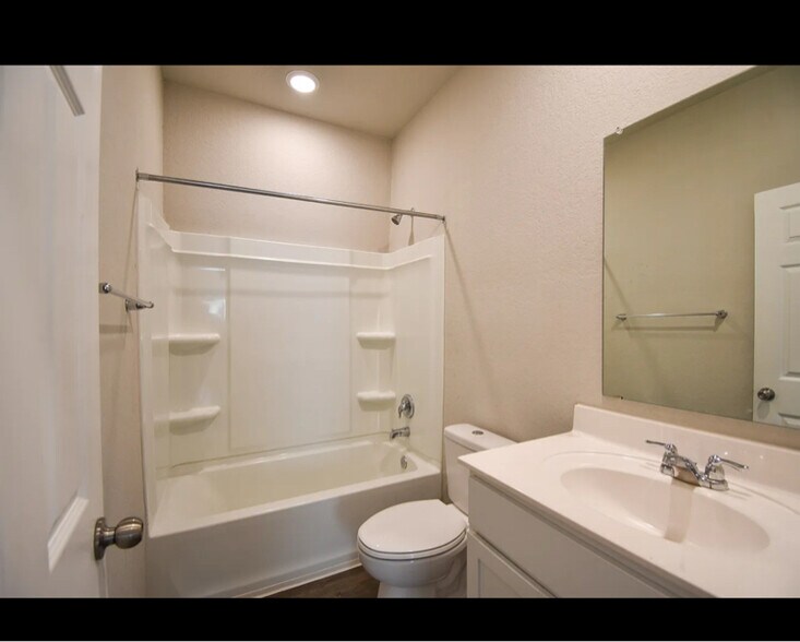 Building Photo - 3443 RedBud Grv