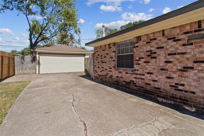 Building Photo - 5818 Silver Frst Dr