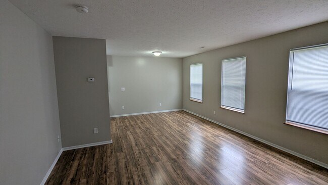 Building Photo - 873 Kerns Dr NE