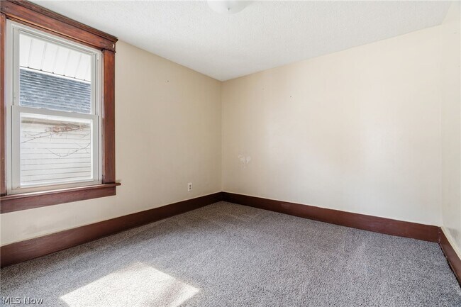 Building Photo - 488 Alexander St