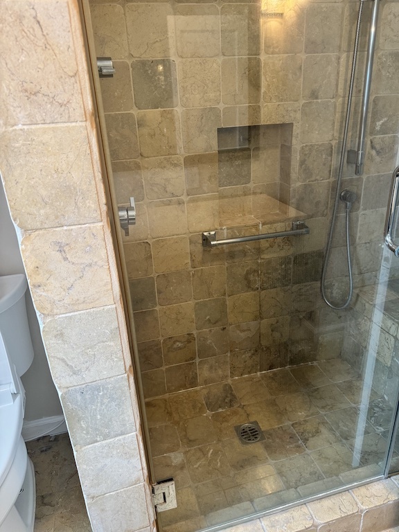 Hall shower - 4223 La Salle Ave