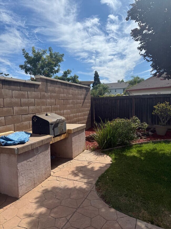 Building Photo - Stunning 5-Bedroom, 4-Bath Home in Prime B...