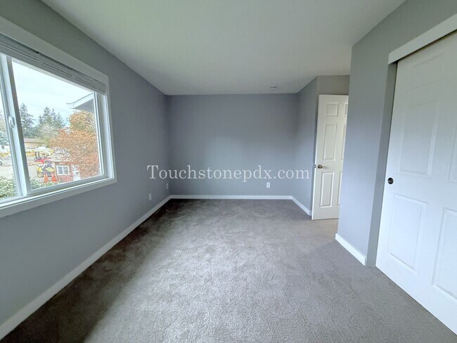 Building Photo - Newly Renovated 2-bedroom Apartment in Skylark Apartments