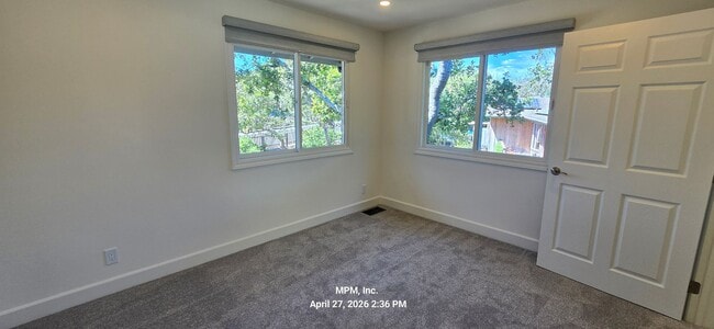 Building Photo - large custom home with peek a boo ocean views