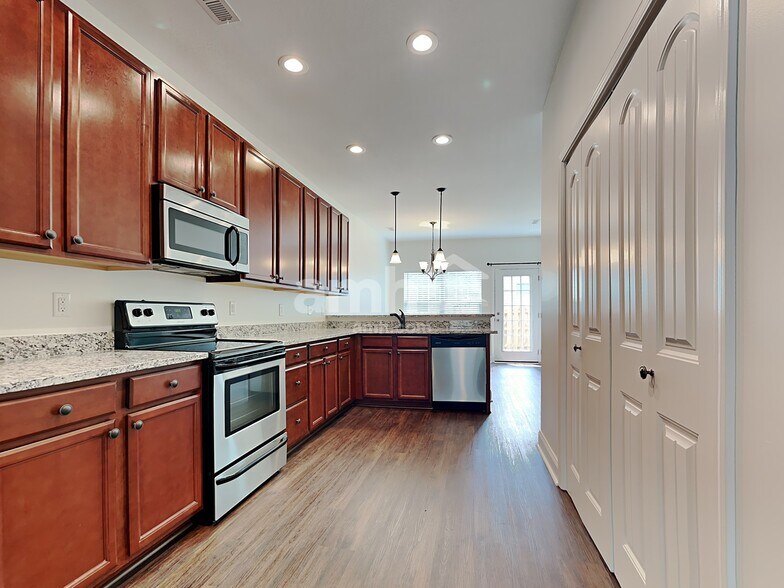 Building Photo - 7211 Deer Springs Way