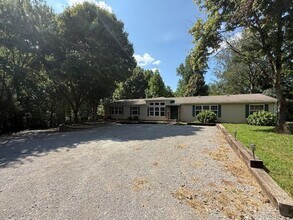 Building Photo - Available Now Spacious 3 Bedroom Home on P...