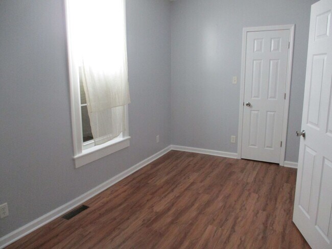 Building Photo - 3 Bedroom 1 Bath