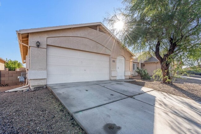 Building Photo - 6653 S Via Vista De Santa Cruz