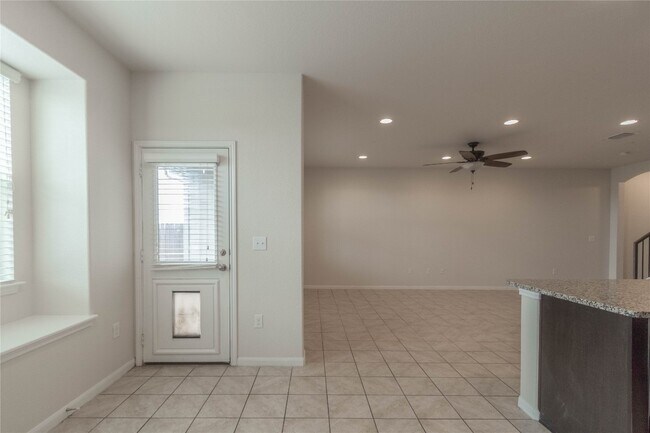 Building Photo - 2880 Donnell Dr