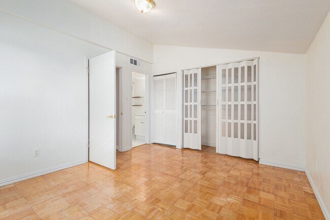 Building Photo - Experience comfortable city living in this...