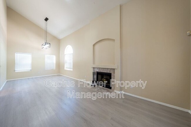 Building Photo - 970 N Willow St