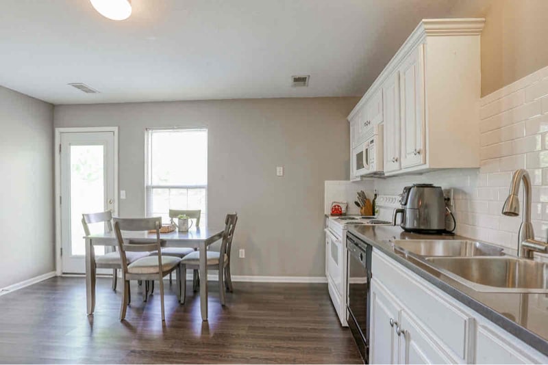 Building Photo - 232 SW Chartwell Cir