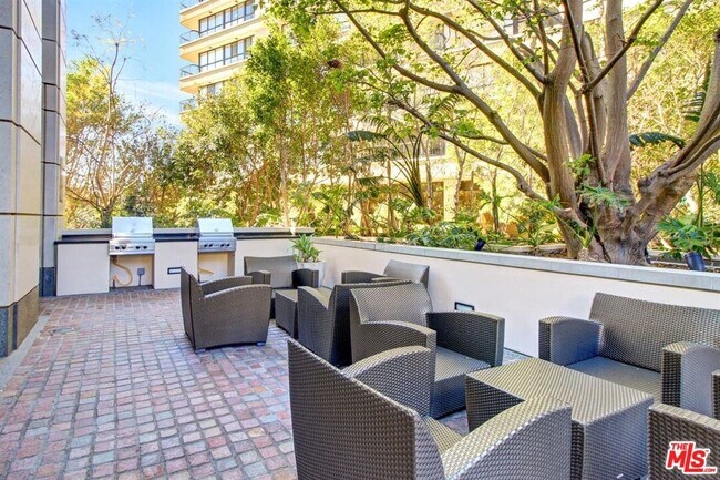 Building Photo - 10776 Wilshire Blvd