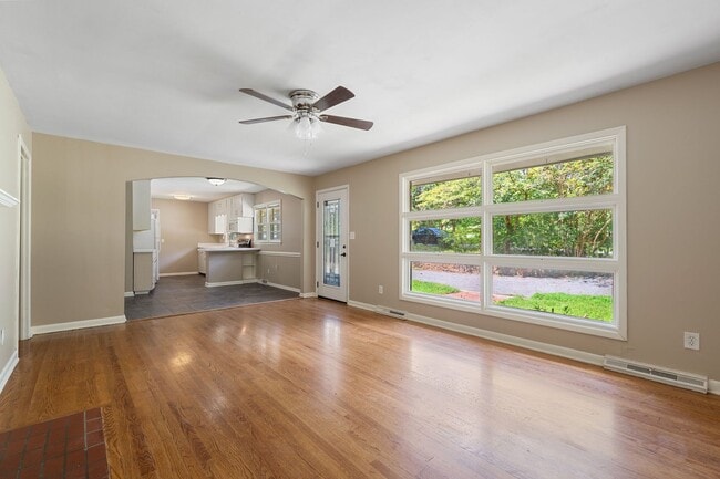 Building Photo - Chapel Hill 3 Bed 2 Bath Ranch - Available...